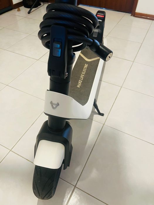 Trotinete elétrica branca