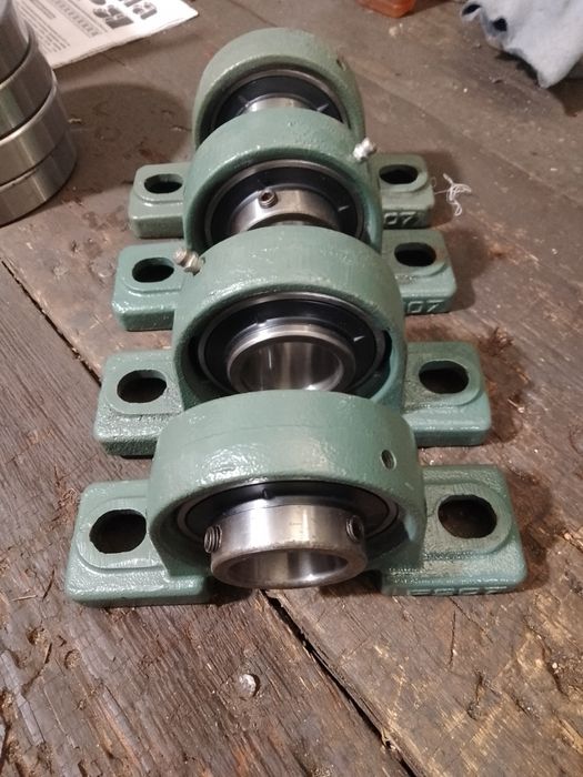 Продам подшипники ( підшипники). Також є сальники.