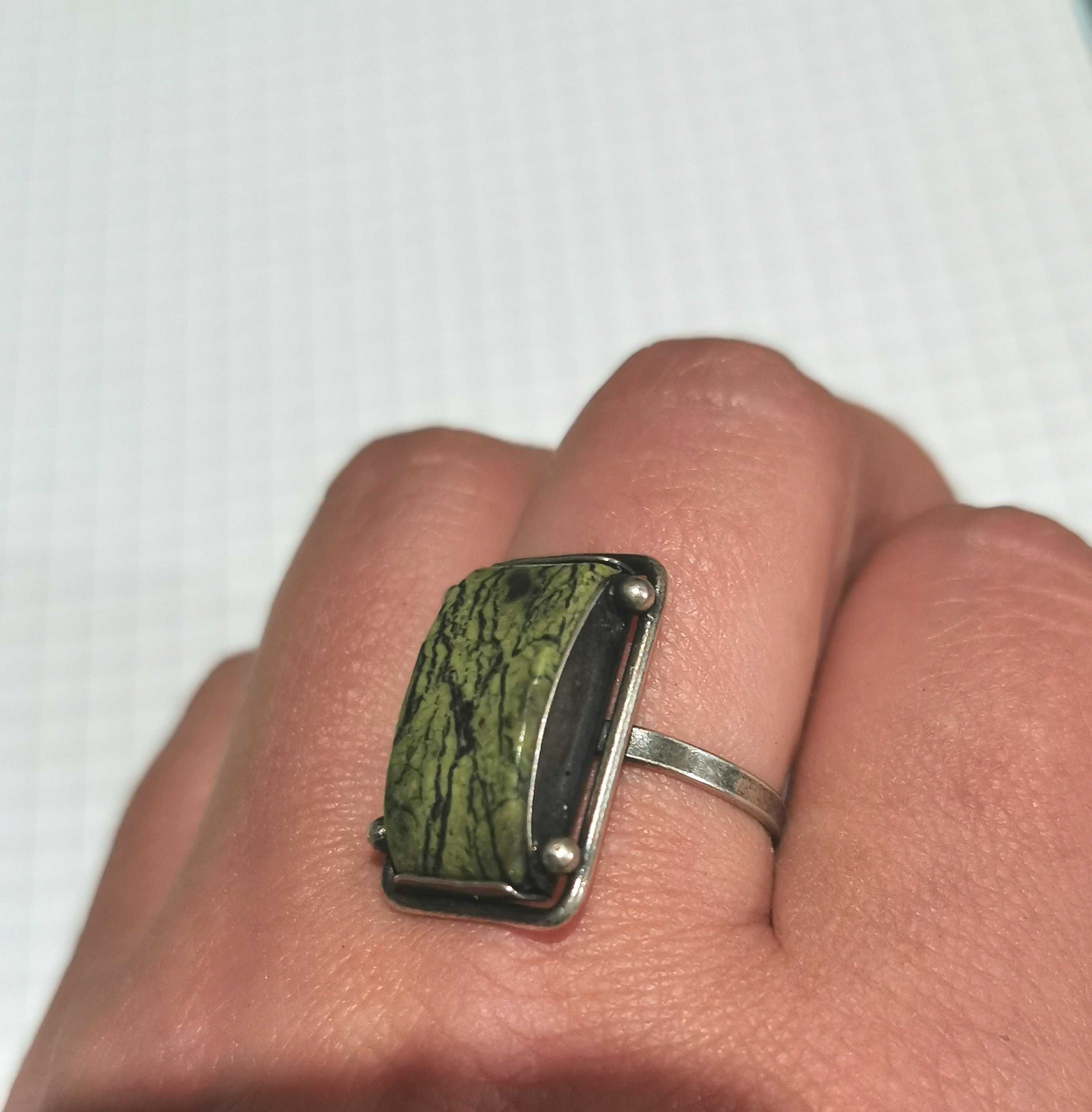 Серьги, бусы, перстень Змеевик