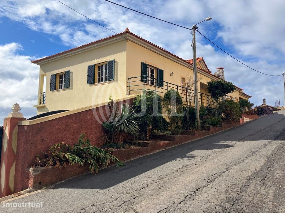 Moradia T3 com oficina em Canhas, Madeira