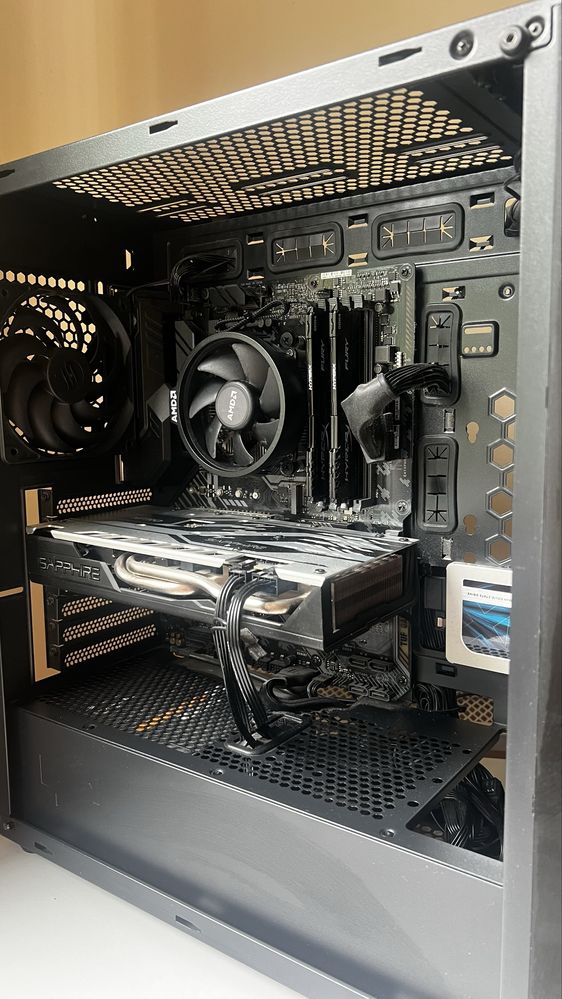 Komputer gamingowy AMD RADEON RYZEN