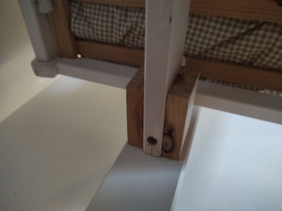 Łóżeczko drewniane niemowlęce, kołyska na kółkach.