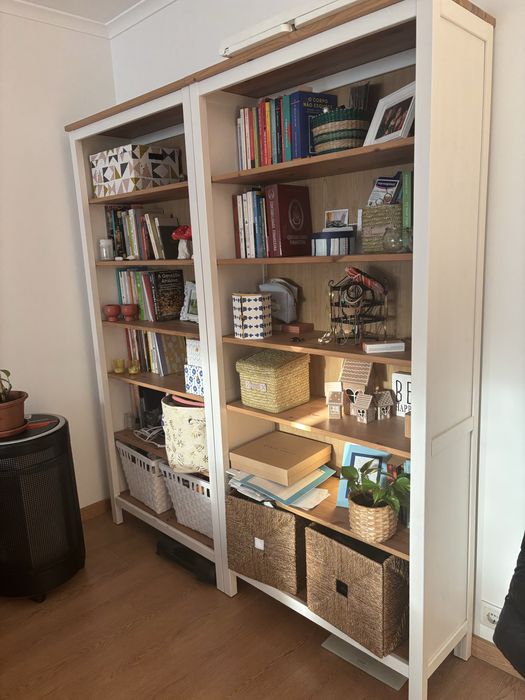 Estantes HEMNES IKEA brancas e madeira