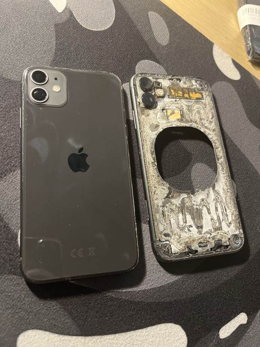 2 oryginalne korpusy IPhone 11.