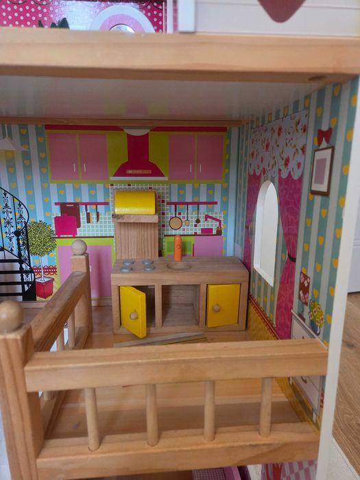 Duży drewniany domek dla lalek