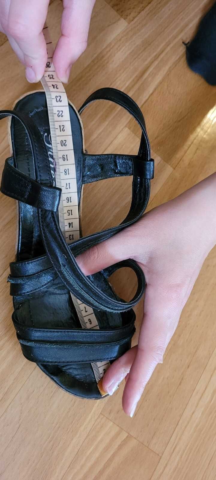 Czarne skórzane polskie sandały na koturnie firmy Finezja rozmiar 36.