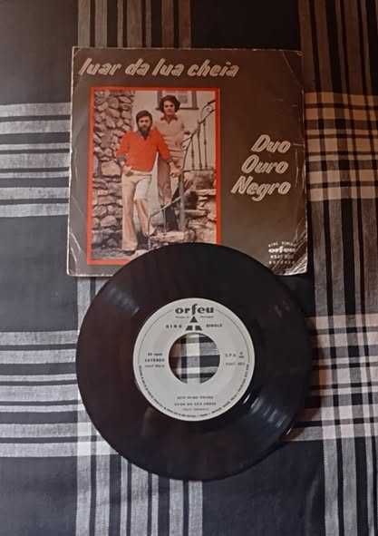 ---» 8 discos de vinil (Singles) de música em português «---