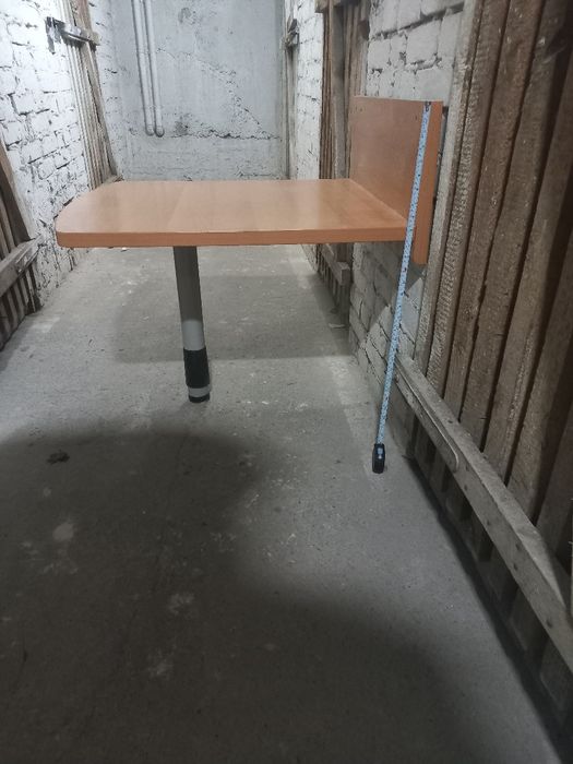 Stolik mocowany do ściany