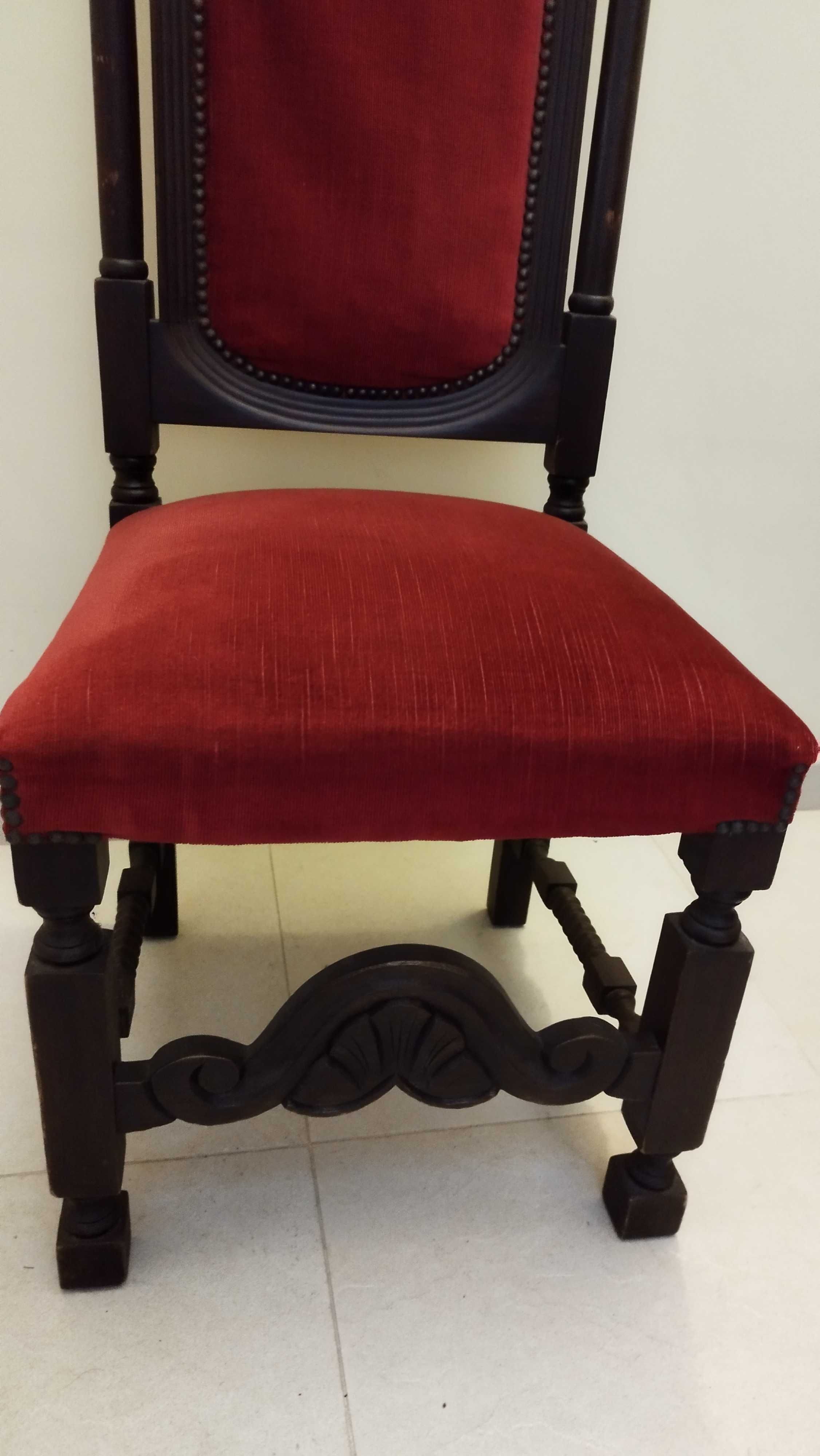 Cadeira estilo antigo em veludo