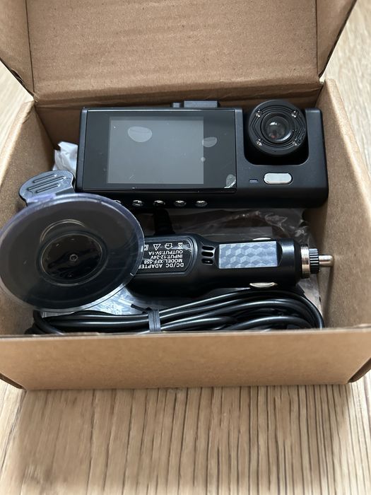 Відеорегістратор з передньою і задньою камерами (в салон і на дорогу)