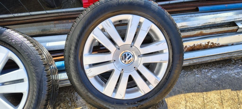 Orginalne felgi 16 vw z oponami letnimi na 5 śrub opony w świetnym sta