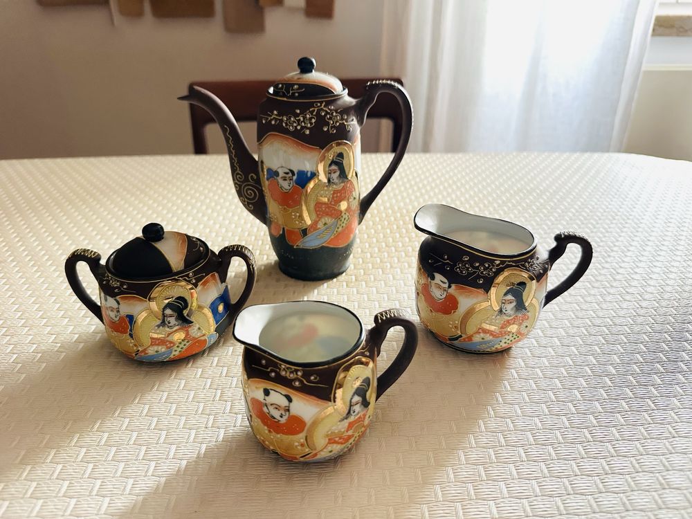 Alguns items de serviço antigo de café chinês .