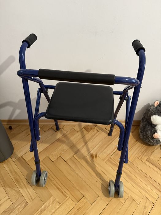 Chodzik dla osoby starszej z siedziskiem