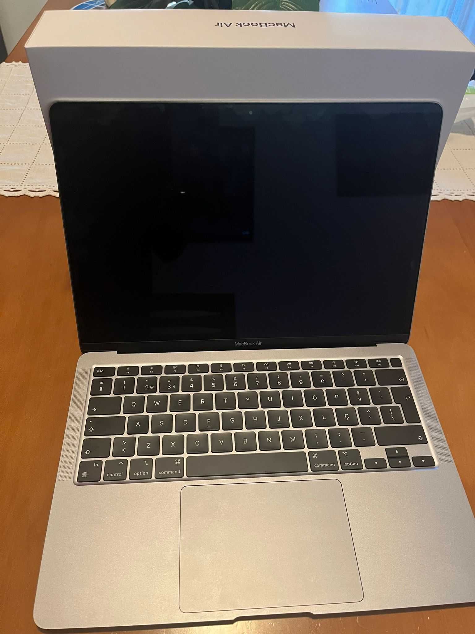 Vendo MacBook Air 13 M1 8gb de Ram e 256gb de memória interna.