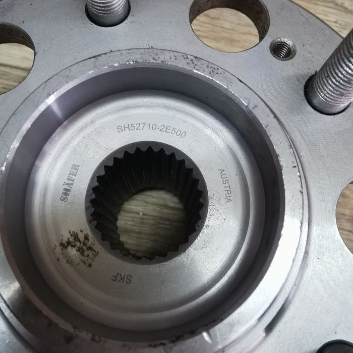 продам задняя ступица Tucson 2005г