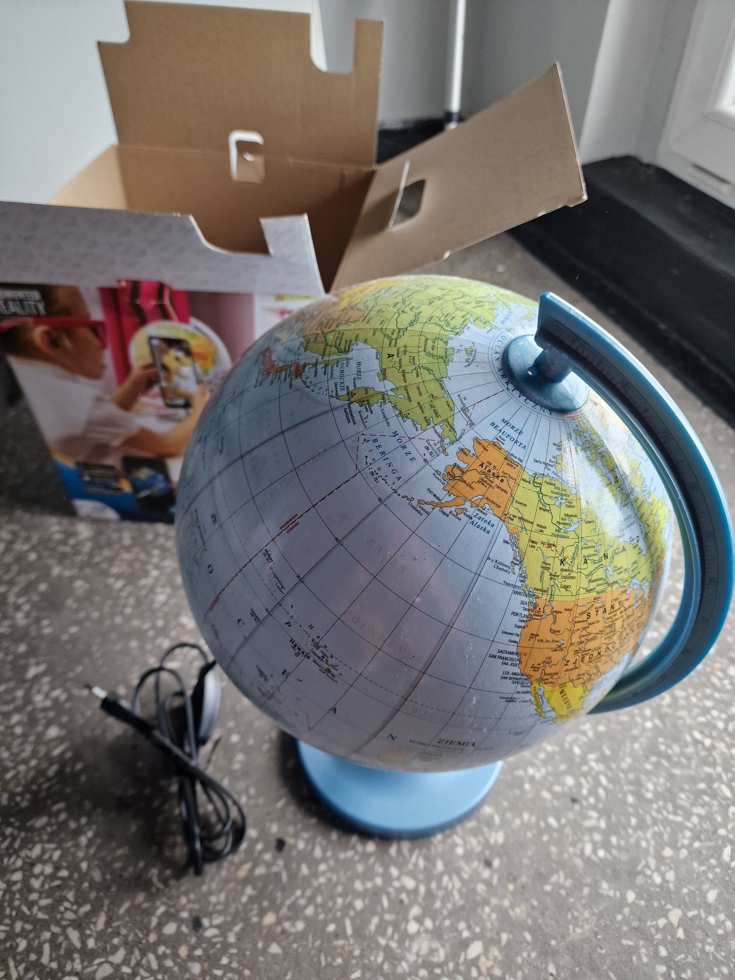 Globus Głowala podświetlany z aplikacją