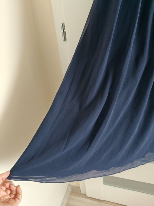 Wieczorowa granatowa sukienka midi na Andrzejki i Sylwestra