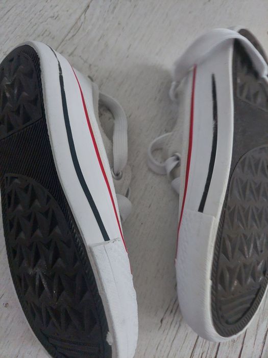 Trampki sinsay sznurowane