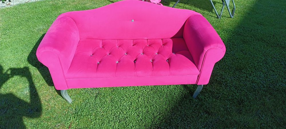 Piękna różowa sofa dla dziewczynki