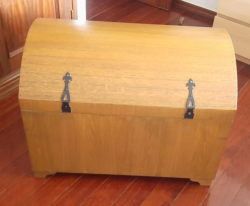 Baú antigo. Ler descrição.