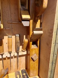 Narzędzia stolarskie,strugi, w szafce drewnianej