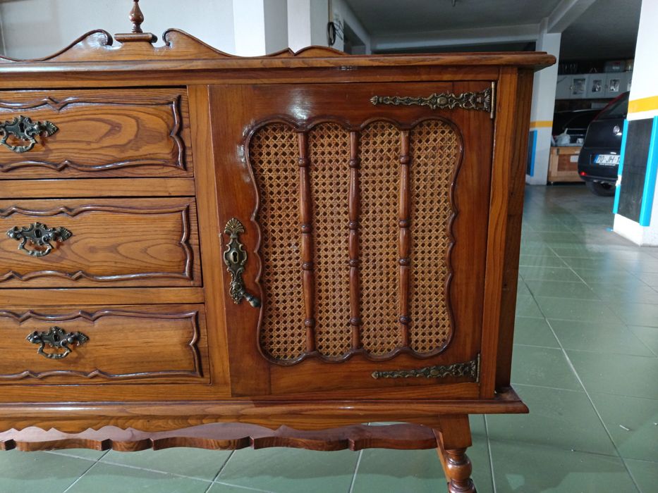 Aparador antigo em Madeira Maciça