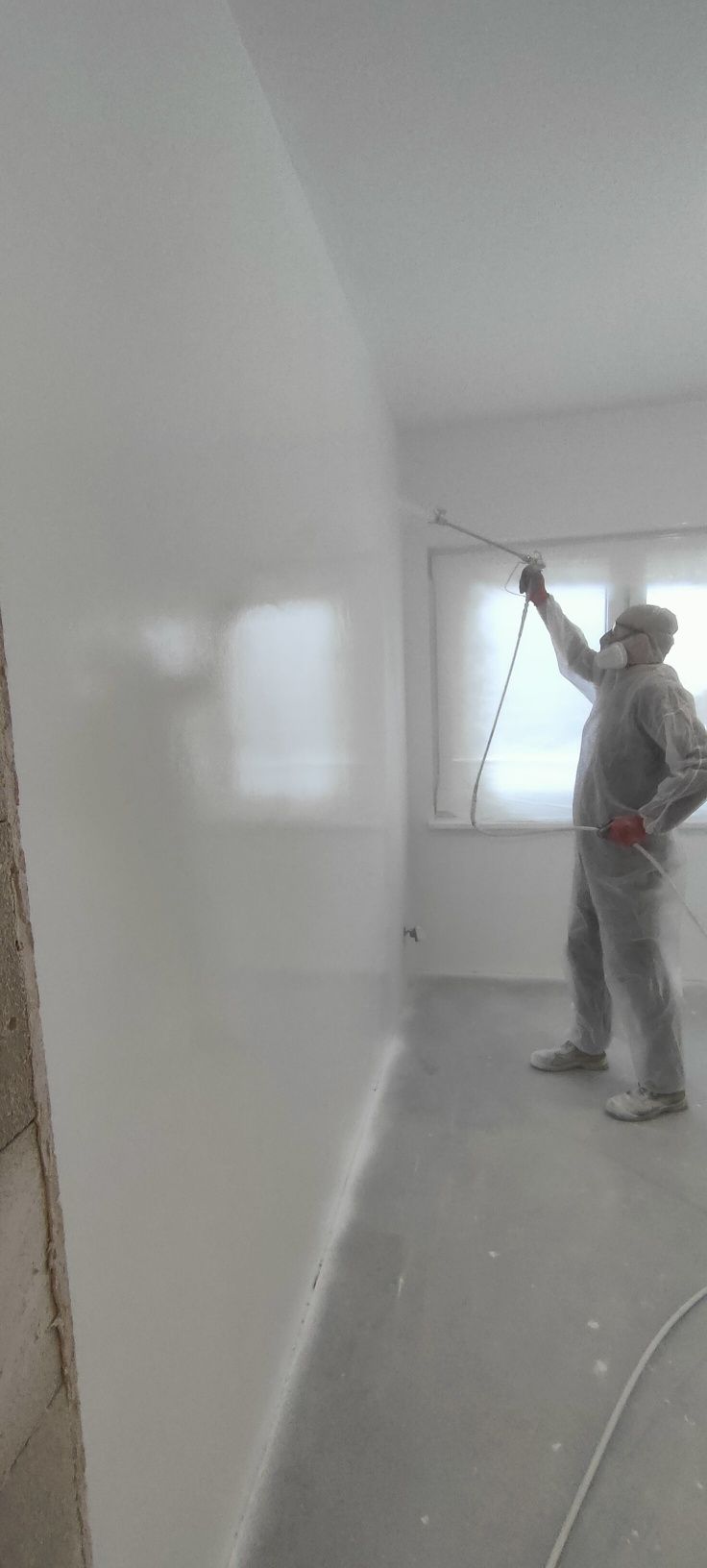 Malowanie agregatem natryskowe maszynowe mieszkań hal biur Malarz