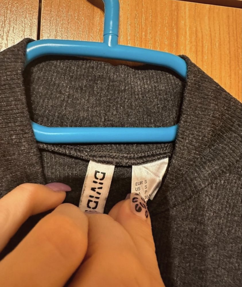 Szara sukienka prążek H&M 36 z półgolfem