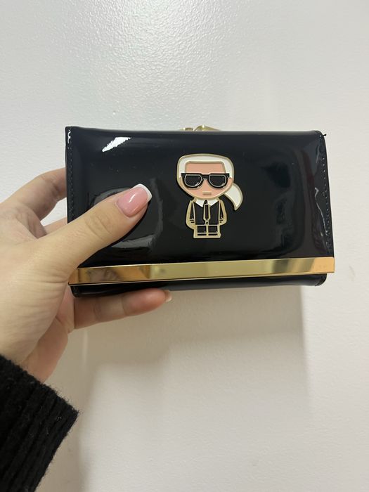 Duży portfel Karl Lagerfeld czarny lakierowany 10x20 cm – nowy