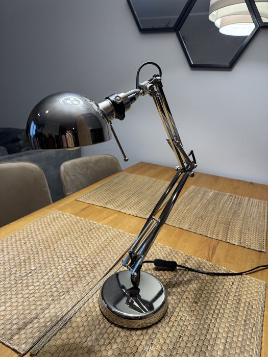 IKEA FORSÅ – chromowana lampka biurkowa z żarówką