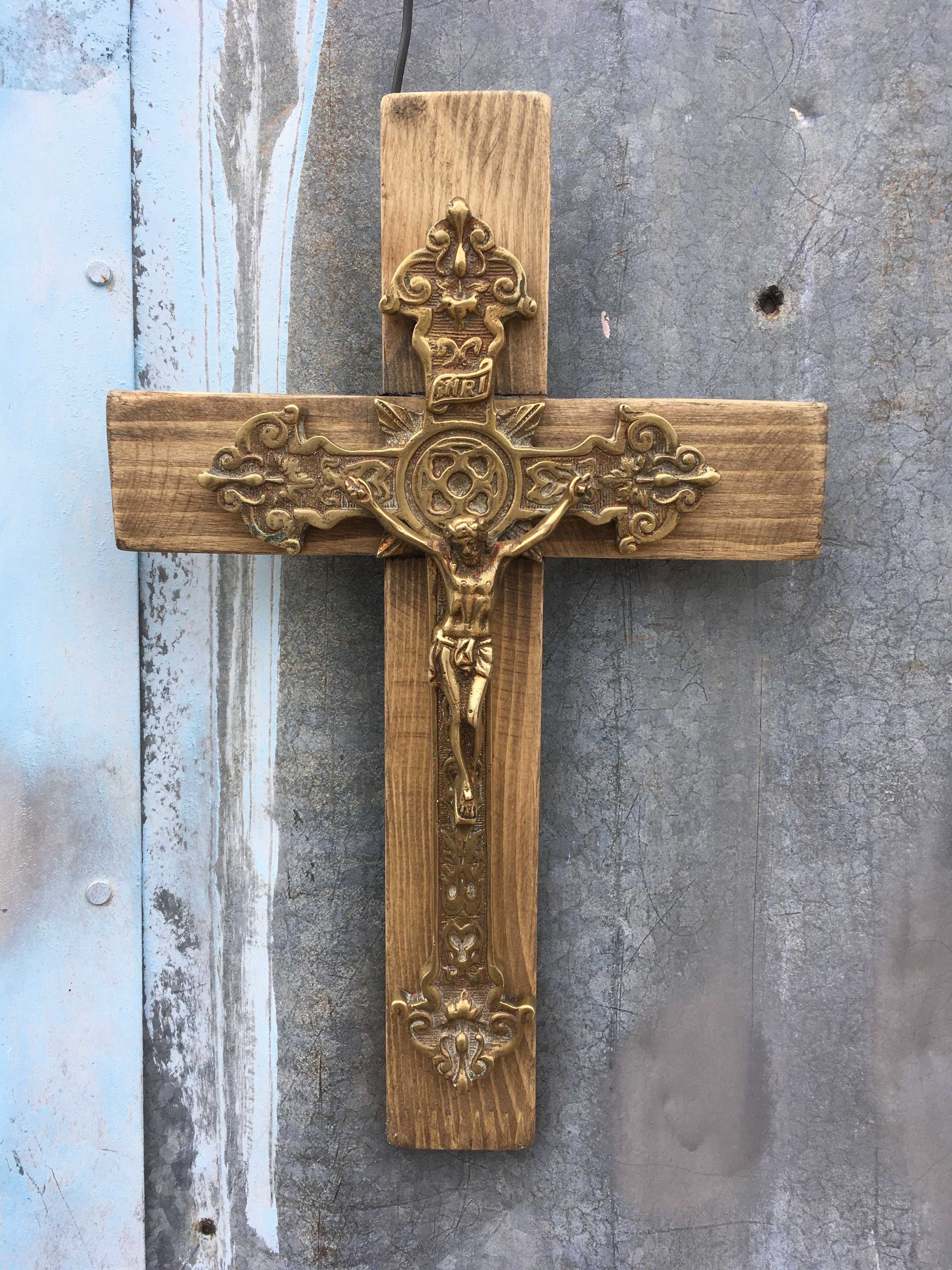 crucifixo em latão e madeira