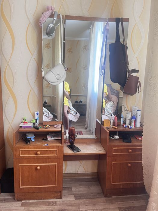Дзеркало з тумбочками