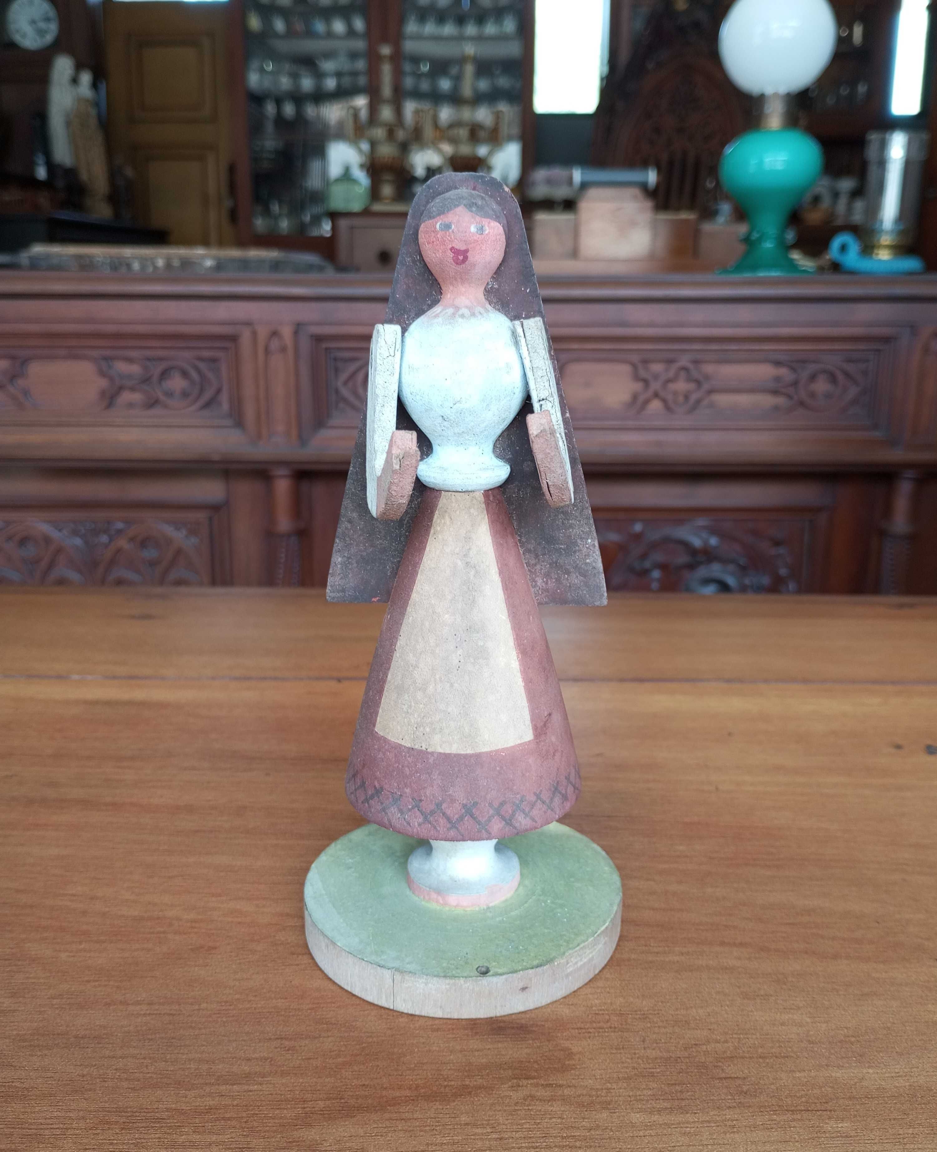 Antiga escultura Figura Feminina autoria Tomás de Melo Tom (1906-90)