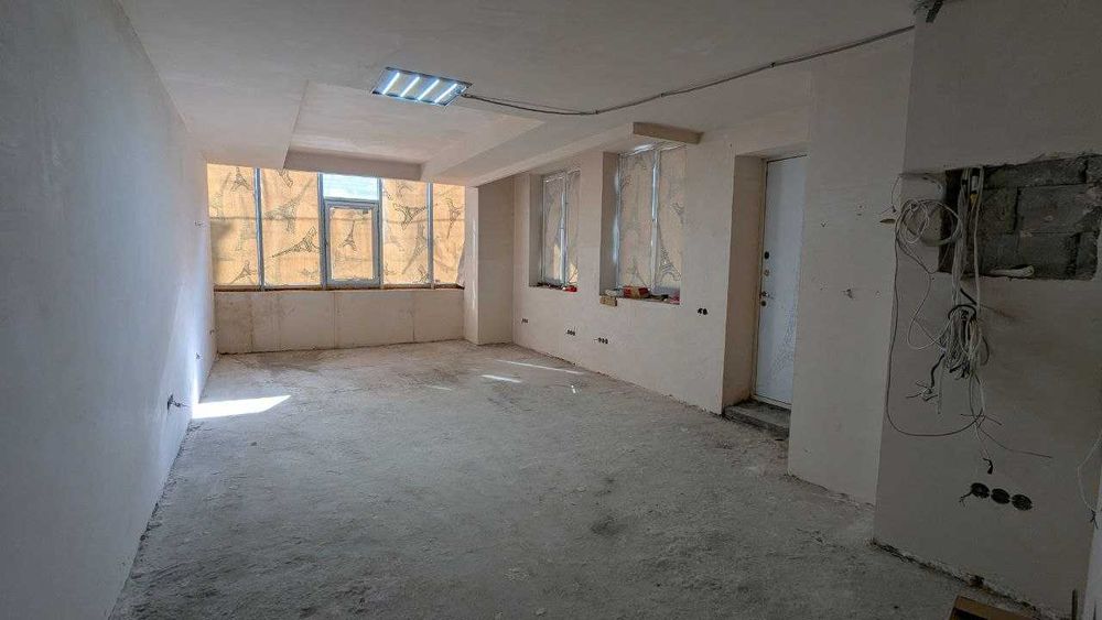 Фасадное помещение свободного назначения на Французском бульваре.