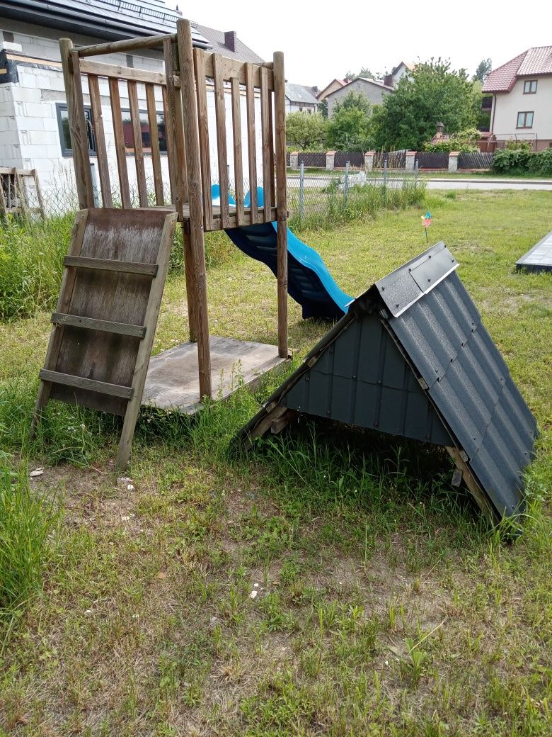 Zjeżdżalnia z drabinką, daszkiem i miejscem na huśtawkę i piaskownicę