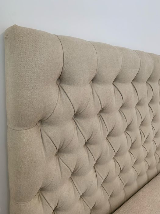 Cama estofada de muito boa qualidade