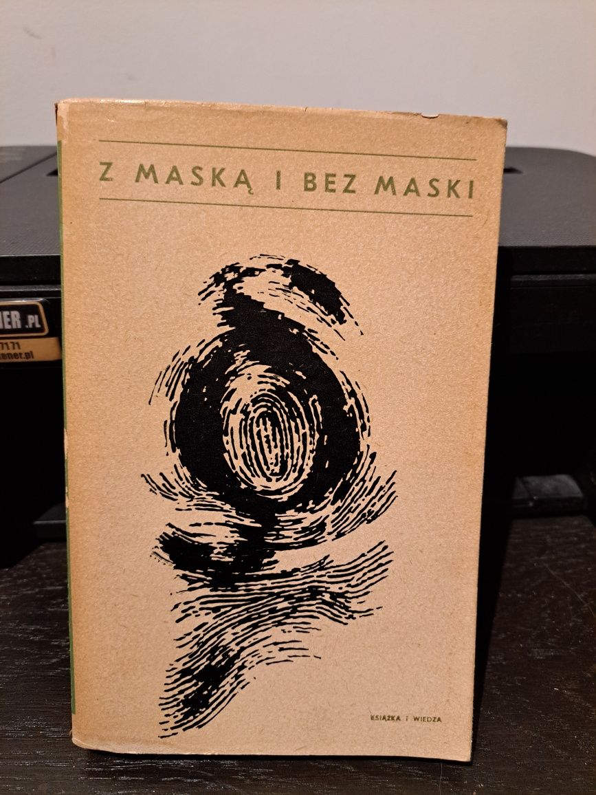 Książka z maską i bez maski 13
