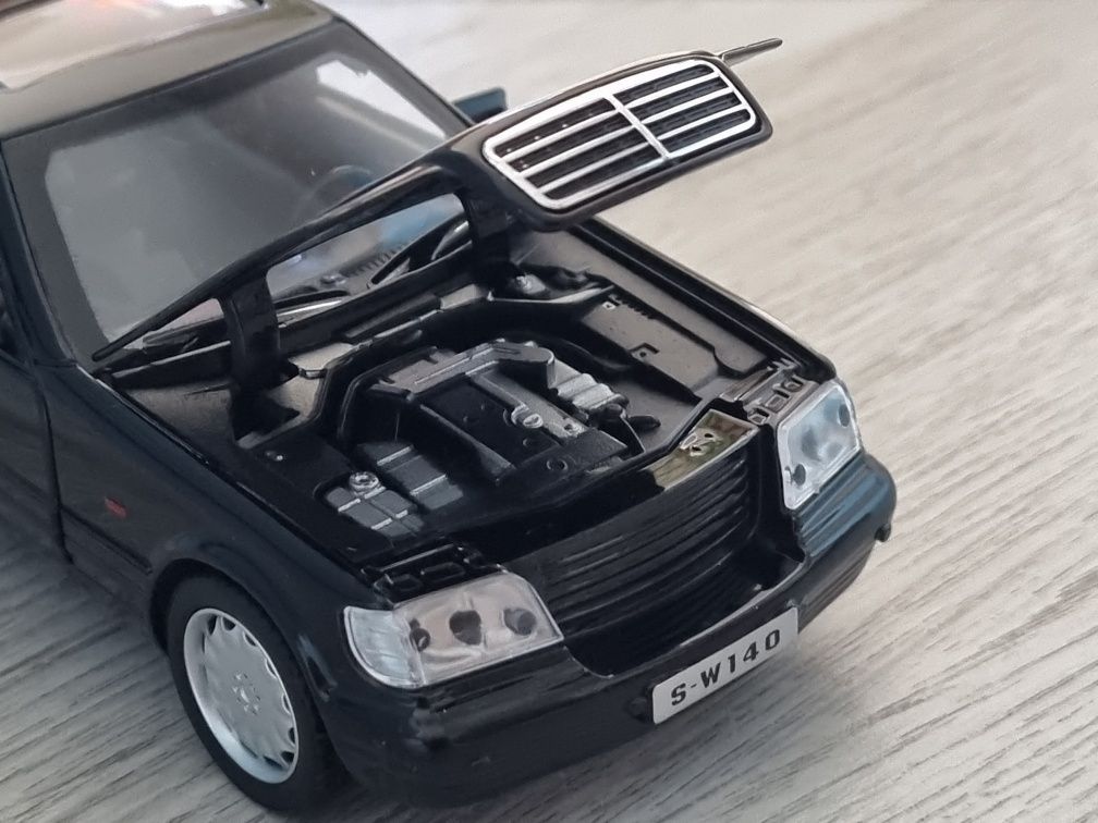 Іграшкова модель Mercedes S320 Lang W140 (1:32)