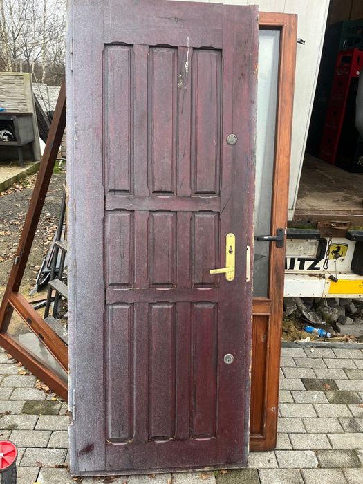 Drzwi drewniane do domu na budowę garażu