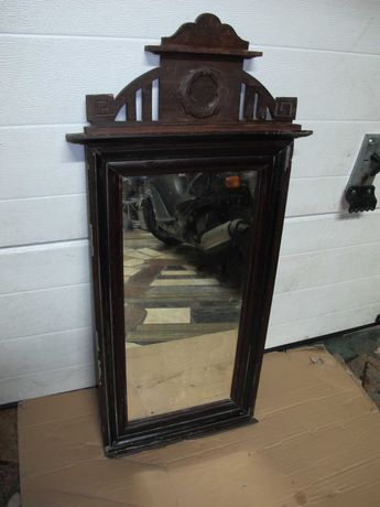 Stare lustro w drewnianej ramie