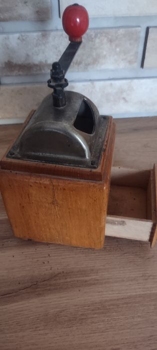 Ręczny młynek do kawy sygnowany