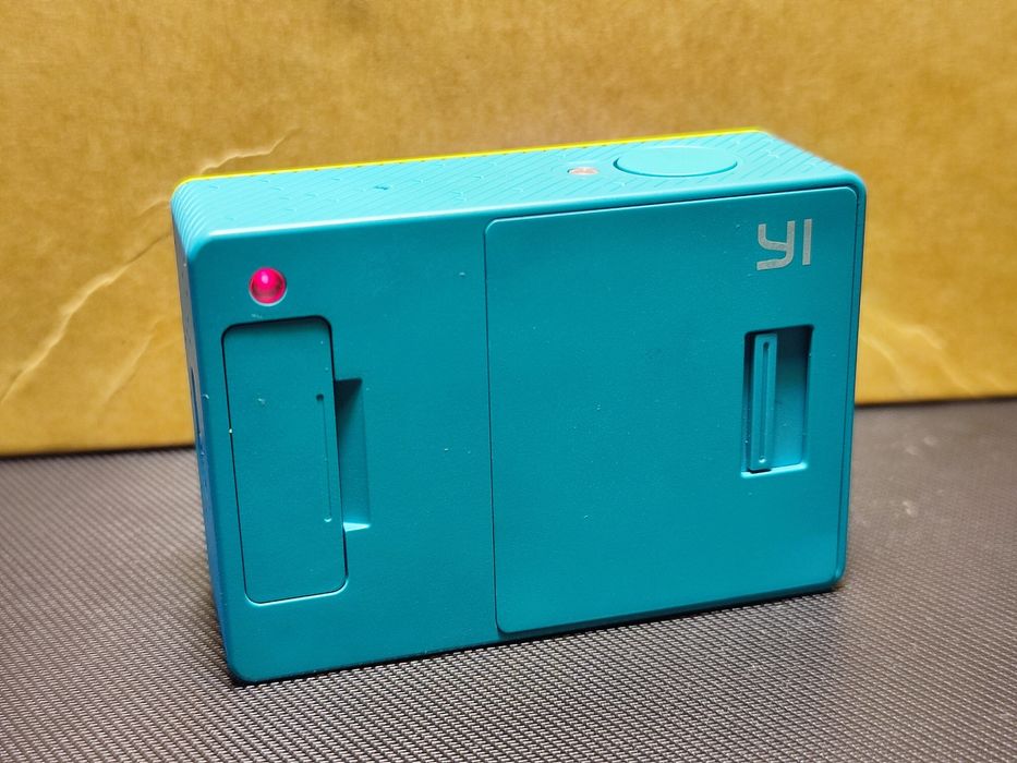 Продам екшен камеру yi action camera
