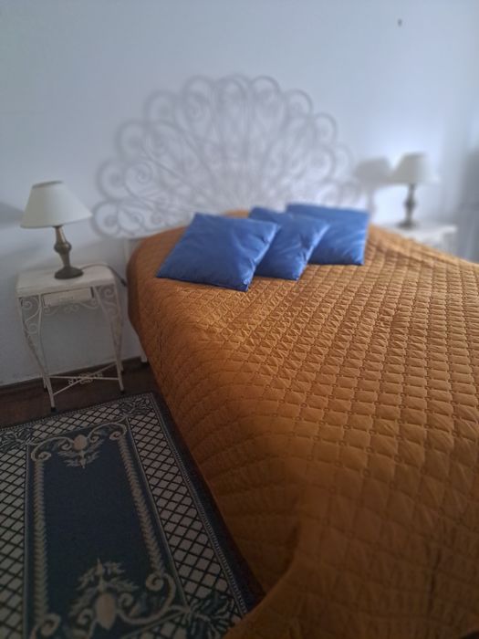 Vendo cama casal de ferro, com dua mesas de cabeceira.,.