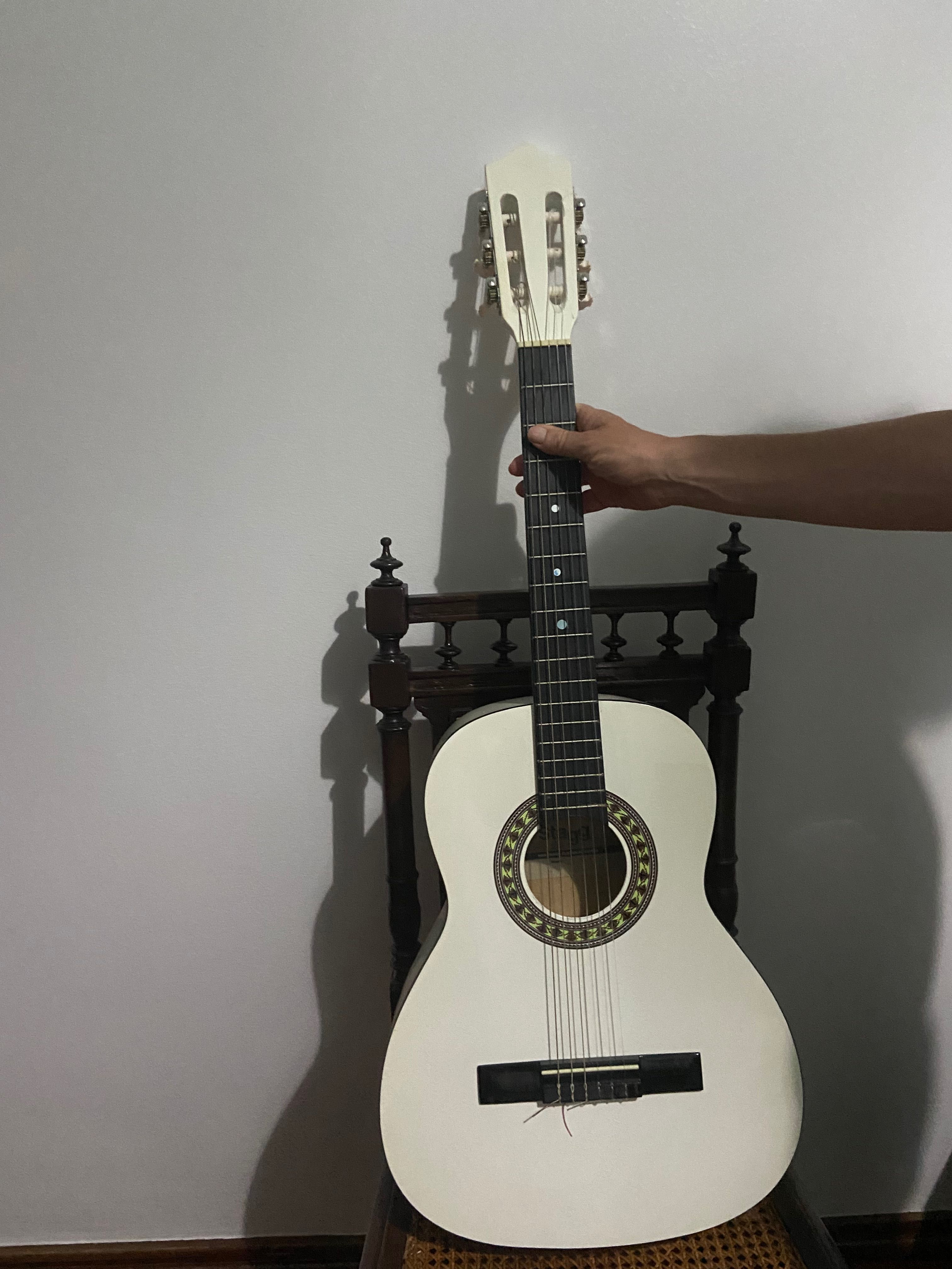 Guitarra clássica pequena  branca