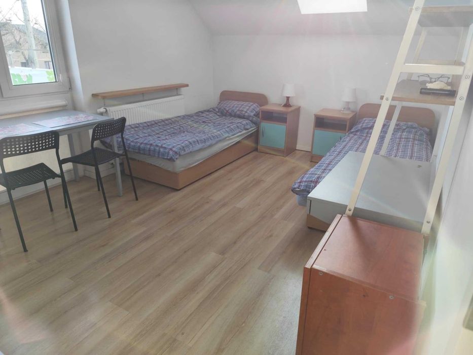 Kwatery pracownicze, 11 miejsc, 4 pokoje, internet, TV, 9 km od Błonia