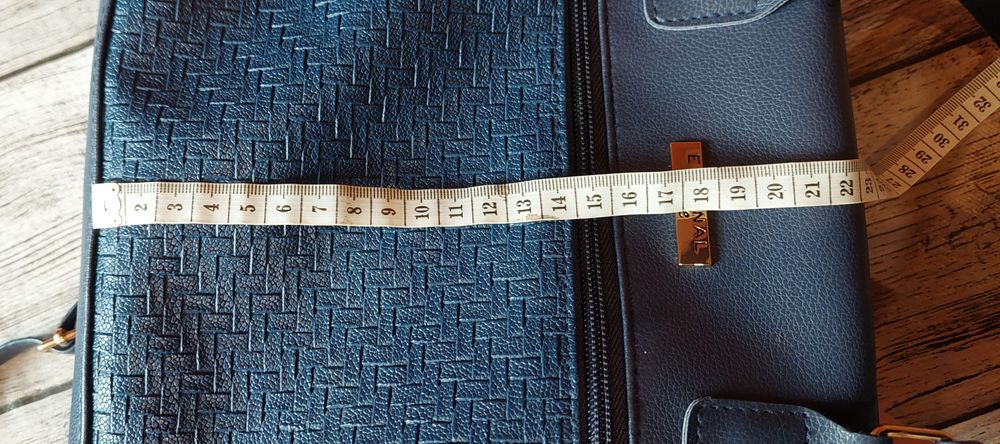 Granatowa torebka z rozsuwaną kieszenią