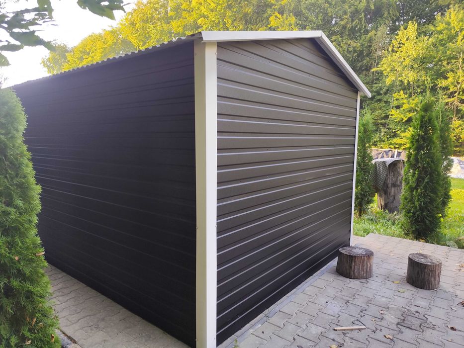 Garaż w Kolorze Antracyt z Białą Obróbką Blacharską