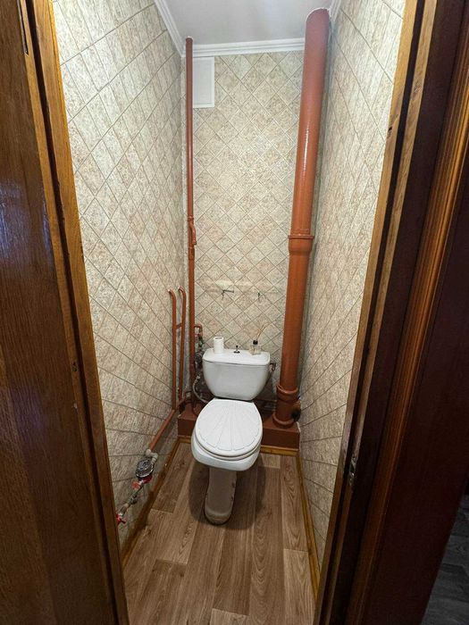 1к, озерна , середній , поверх, поруч озера , мінімальне оформлення