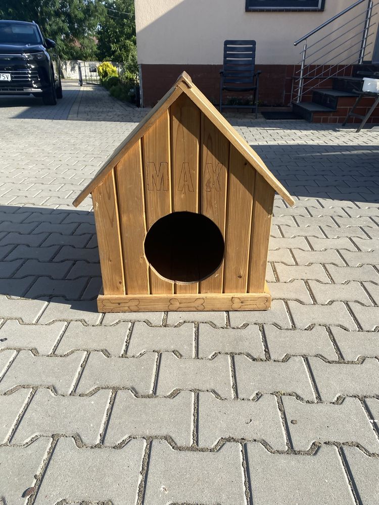 Ocieplana buda dla psa z napisem Maksa