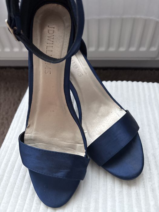 Sandałki ciemnoniebieskie na obcasie
